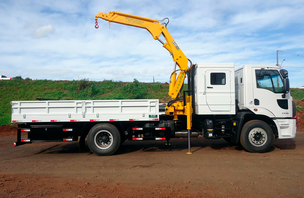 Carroceria Metálica Reforçada com Guincho e Casinha Suplementar