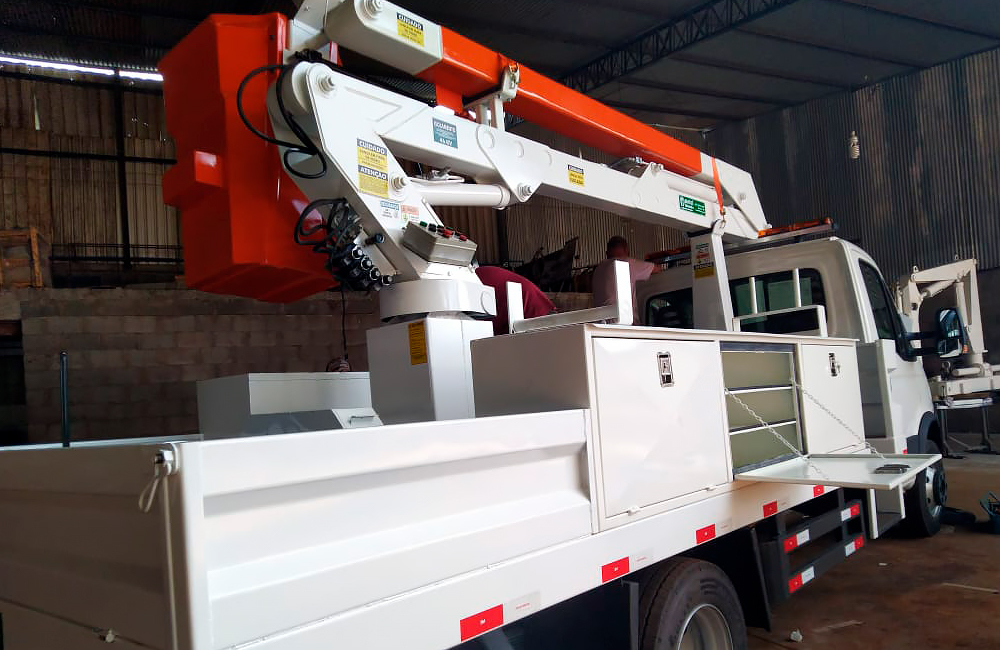 Linha Viva com Carroceria Metálica